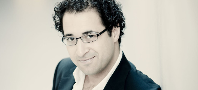 Leo Hussain : « La musique contemporaine doit figurer au répertoire, au même titre que Brahms ou Mozart »