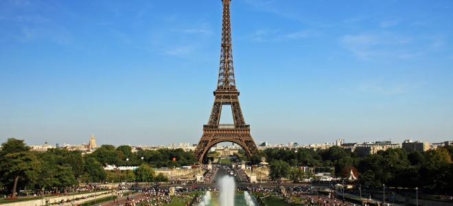 Illuminations musicales de la Tour Eiffel pour le Festival de Paris