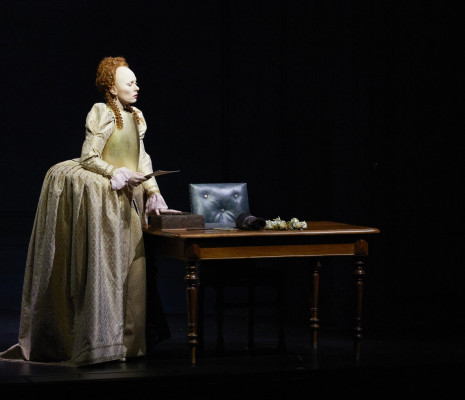 Elsa Dreisig dans Roberto Devereux par Mariame Clément