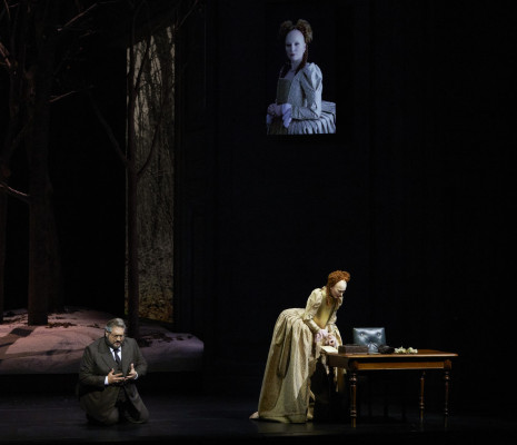 Nicola Alaimo et Elsa Dreisig dans Roberto Devereux par Mariame Clément