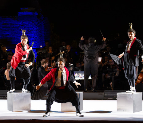 Davide Benigno, David Costa Garcia et Federico Parisi dans Turandot au Théâtre antique de Taormina