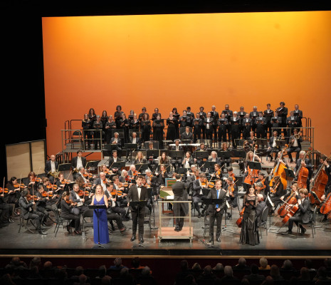 Emy Gazeilles, Alexandre Baldo, Maciej Kwaśnikowski et Dominika Gajdzis avec le Chœur Opéra national Montpellier Occitanie et l'Orchestre national Montpellier Occitanie