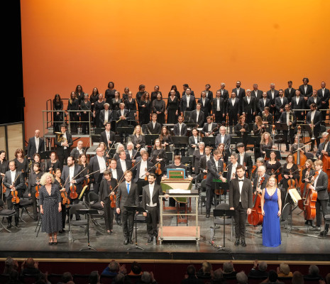 Noëlle Gény, Maciej Kwaśnikowski, Marco Crispo, Alexandre Baldo et Emy Gazeilles avec le Chœur Opéra national Montpellier Occitanie et l'Orchestre national Montpellier Occitanie