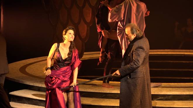 Erminie Blondel et François Harismendy dans La Traviata par Oriol Tomas