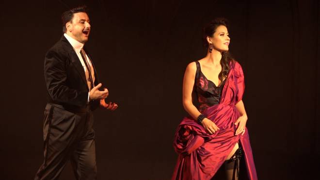 Raffaele Abete et Erminie Blondel dans La Traviata par Oriol Tomas