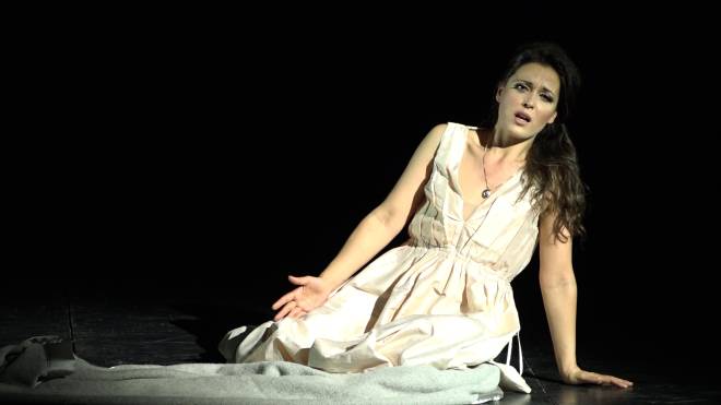 Erminie Blondel dans La Traviata par Oriol Tomas