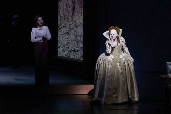 Stéphanie d'Oustrac et Elsa Dreisig dans Roberto Devereux par Mariame Clément