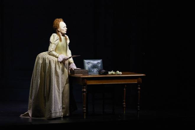 Elsa Dreisig dans Roberto Devereux par Mariame Clément