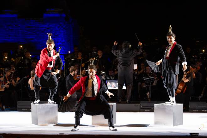 Davide Benigno, David Costa Garcia et Federico Parisi dans Turandot au Théâtre antique de Taormina