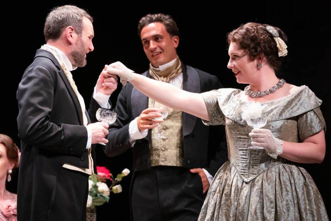 Gabriella Cassidy, Robyn Lyn Evans, Richard Symons - La Traviata par Diva Opera