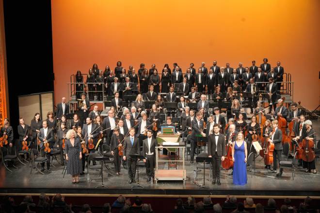 Noëlle Gény, Maciej Kwaśnikowski, Marco Crispo, Alexandre Baldo et Emy Gazeilles avec le Chœur Opéra national Montpellier Occitanie et l'Orchestre national Montpellier Occitanie