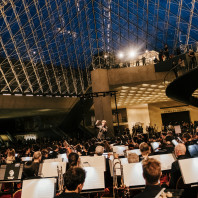 Klaus Mäkelä et l’Orchestre de Paris sous la Pyramide du Louvre