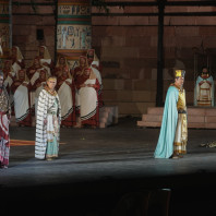 Youngjun Park, Ivan Magri, Simon Lim et Agnieszka Rehlis dans Aida par Gianfranco de Bosio aux Arènes de Vérone