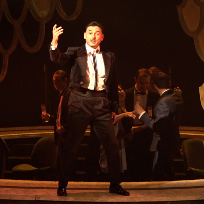 Raffaele Abete dans La Traviata par Oriol Tomas