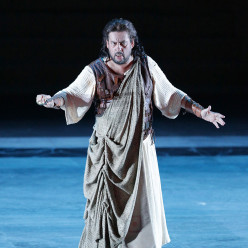 Marcelo Alvarez dans Aida par Paul-Émile Fourny