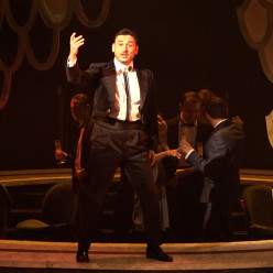 Raffaele Abete dans La Traviata par Oriol Tomas