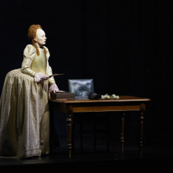 Elsa Dreisig dans Roberto Devereux par Mariame Clément