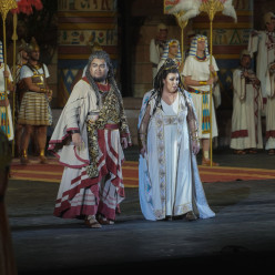 Youngjun Park et Maria José Siri dans Aida par Gianfranco de Bosio aux Arènes de Vérone