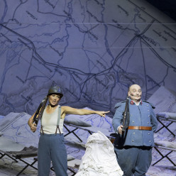 Julie Fuchs & Lionel Lhote - La Fille du Régiment par Laurent Pelly